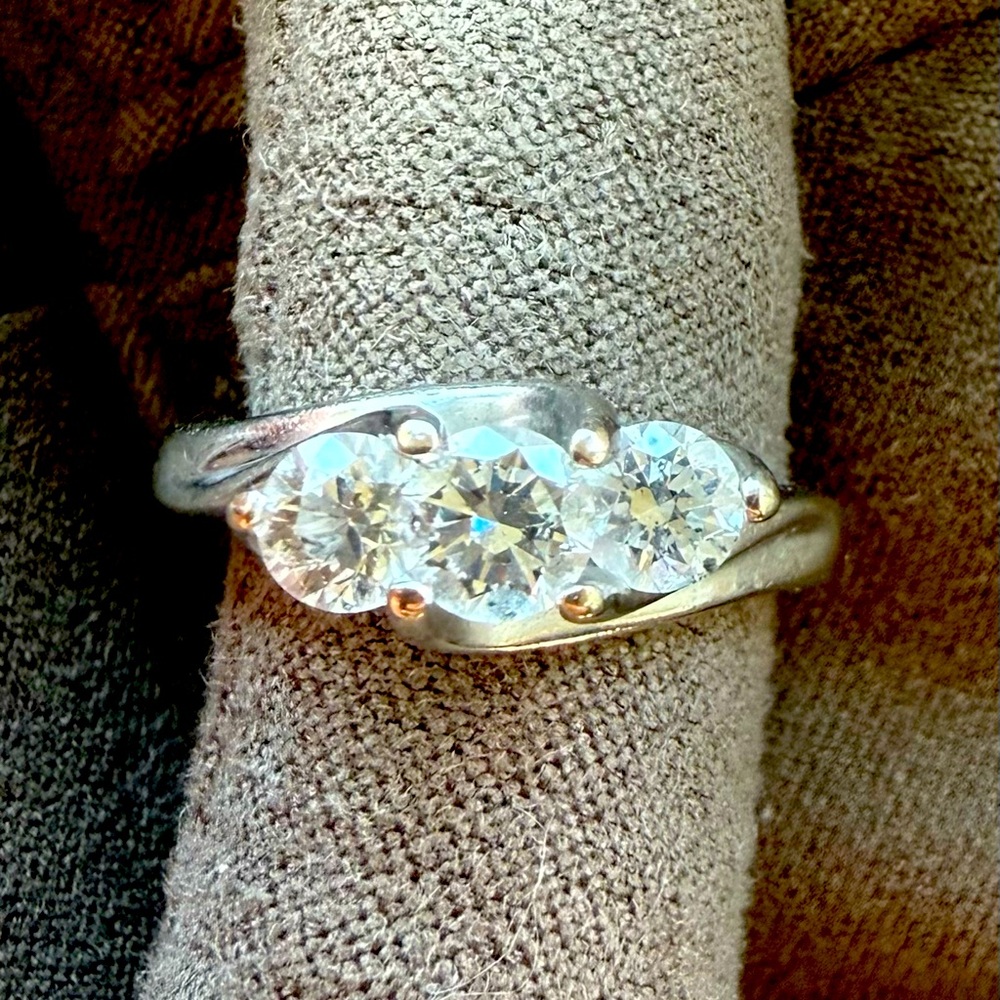 Three stunning diamonds set in White Gold Women's Ring